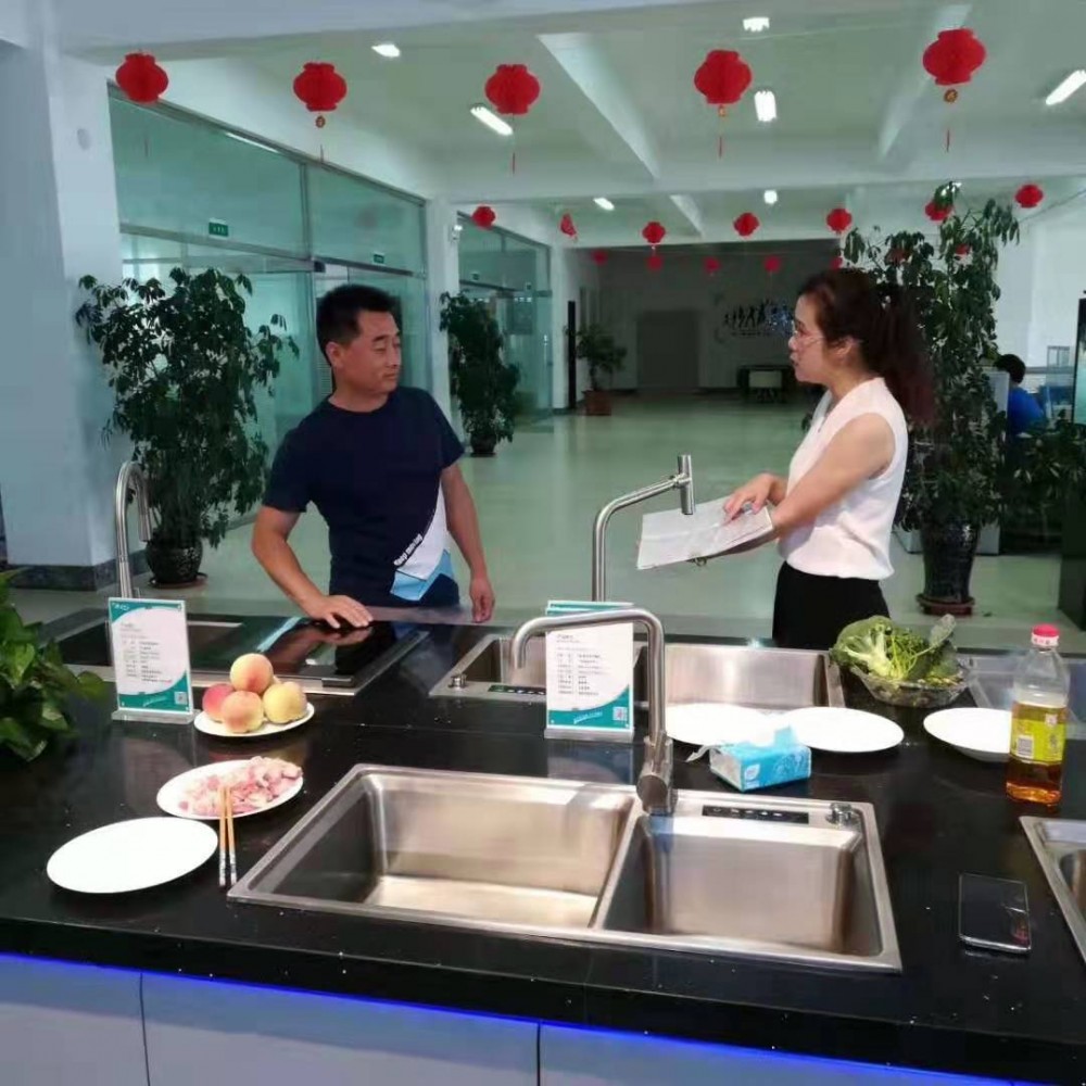 加盟康世界 | 祝贺美多集成灶宋总签约康世界！